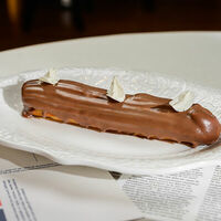 Эклер с заварным кремом в River