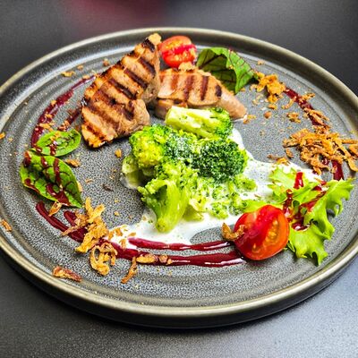 Филе утки с брокколи в Сытый гусь по цене 850 ₽