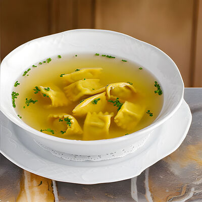 Тортеллини с цыпленком и бульоном консоме в Joli grand bistrot по цене 650 ₽