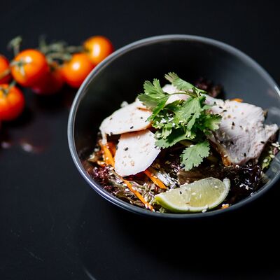 Салат с копченой курицей в Sushi Box по цене 440 ₽