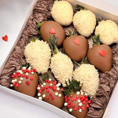 Клубника в бельгийском шоколаде Сердца в Букет Альфред I клубника в шоколаде и букеты по цене 2590 ₽