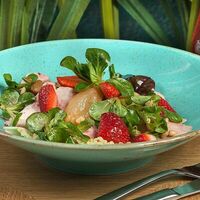 Салат со свежими ягодами в Гастропаб 40