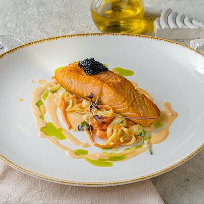 Стейк из лосося с припущенным шпинатом и соусом цитронет в PizzAmore по цене 2190 ₽