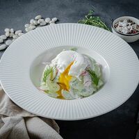 Салат Весенний с яйцом пашот в Encore Cafe