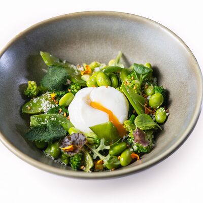 Гречневая каша с яйцом пашот и зелёными овощами в МОМО по цене 890 ₽