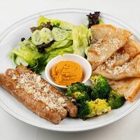 Завтрак с домашними колбасками и хумусом в Магадан
