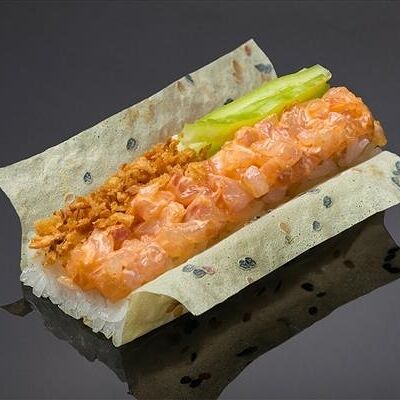 Хенд-ролл с сибасом в остром соусе в маменори в Bluefin по цене 1030 ₽