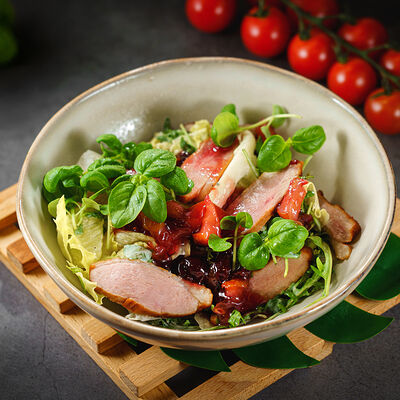 Салат с уткой в соусе дор-блю в Inyan по цене 750 ₽