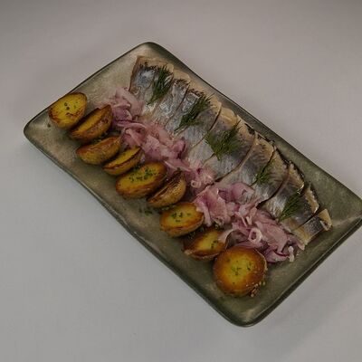 Сельдь с молодым картофелем и крымским луком в Игристо по цене 670 ₽