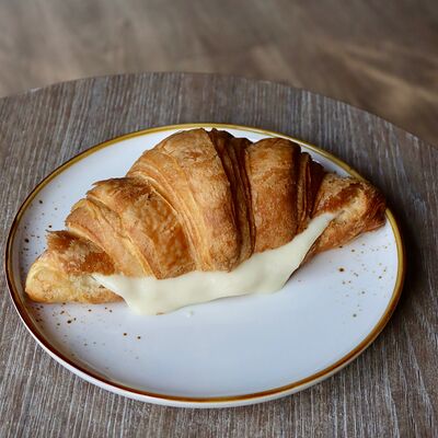 Круассан с заварным кремом в Локация кофе по цене 330 ₽
