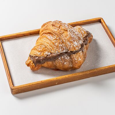 Круассан с шоколадной пастой в Миндаль по цене 456 ₽