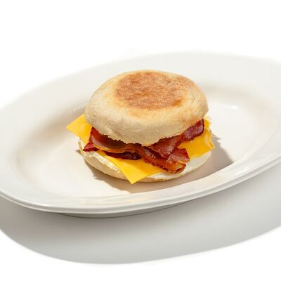 Маффин с беконом, глазуньей и сыром чеддер в Jijoo по цене 450 ₽