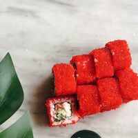 Ролл с лососем и огурцом в тобико в Da Sushi