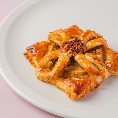 Слойка с яблоком и грецким орехом в Брусника по цене 135 ₽