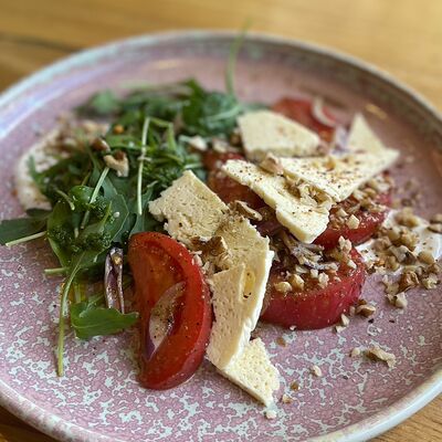 Салат со сладкими томатами и домашним сыром в Дади по цене 385