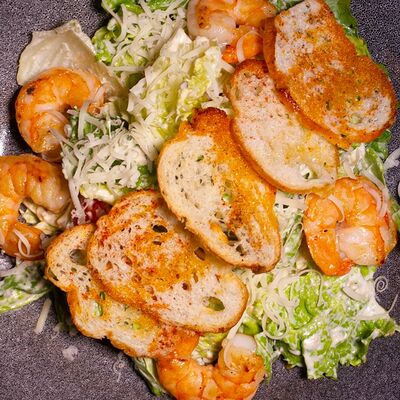 Салат Цезарь с креветками в Кнедлик по цене 640 ₽