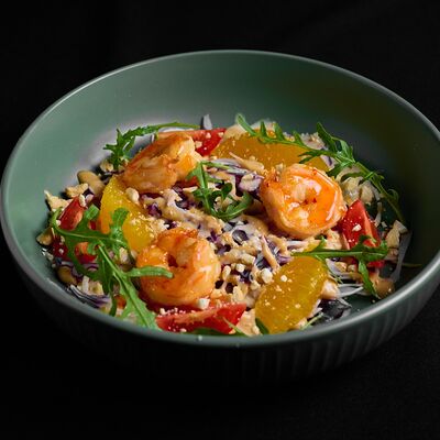 Салат с коул слоу и креветками в трех соусах в Level kitchenbar по цене 590 ₽