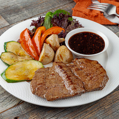 Стейк из говядины с печёными овощами в Трапезная по цене 1310 ₽