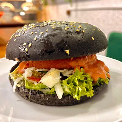 Бургер в черной булке с курицейв Gilam Food по цене 450 ₽