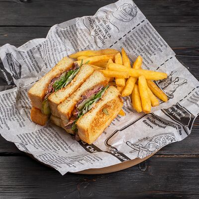 Сэндвич на картофельном хлебе с телятиной и картофелем фри в Паб Мира по цене 630 ₽