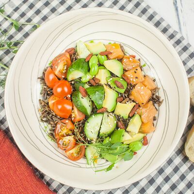 Боул с лососем и диким рисом в Eat fresh по цене 690 ₽
