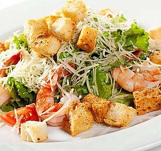 Салат цезарь с креветкой в PARTY PIZZA+ по цене 465 ₽