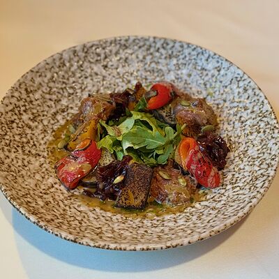 Салат с говяжьими щечками и печеными овощамив Кафе Калачи по цене 410 ₽