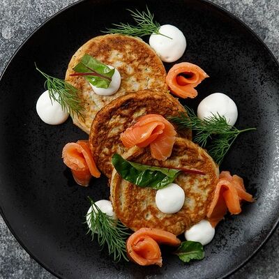 Оладьи из цукини с лососем в Pizzahouse по цене 390 ₽