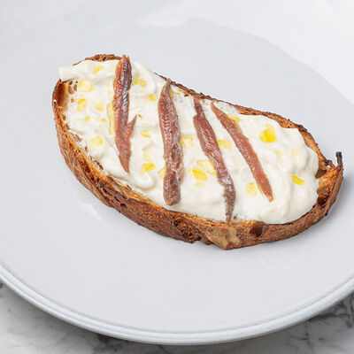 Со страчателлой и анчоусами в Monica по цене 670 ₽