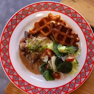 Картофельные вафли с томлеными говяжьими щечками и яйцом пашот в Тарелочки по цене 990 ₽