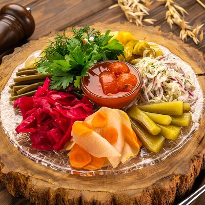 Тарелка разносолов по-сибирски в Абрамовъ по цене 870 ₽