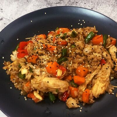 Рис с курицей под соусом Черный перец в Суши Мастер по цене 259 ₽