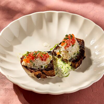 Бутерброд на клюквенном хлебе с рубленым сигом и сливками на укропе в KITCHEN по цене 410 ₽