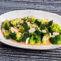 Брокколи с ореховым соусом и хлопьями чили в Only Wine