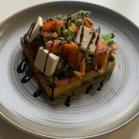 Вафля из шпината с лососем в Extrovert