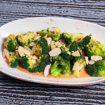 Брокколи с ореховым соусом и хлопьями чили в Only Wine по цене 590 ₽