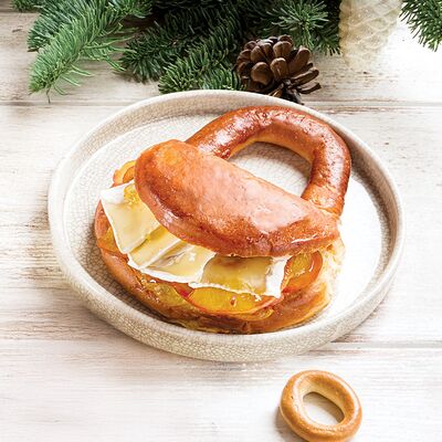 Калач с печеными яблоками и сыром бри в Ян Примус по цене 885 ₽