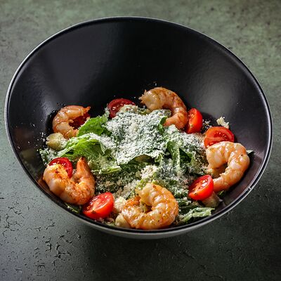 Салат Цезарь с креветками в Rich Lounge по цене 920 ₽