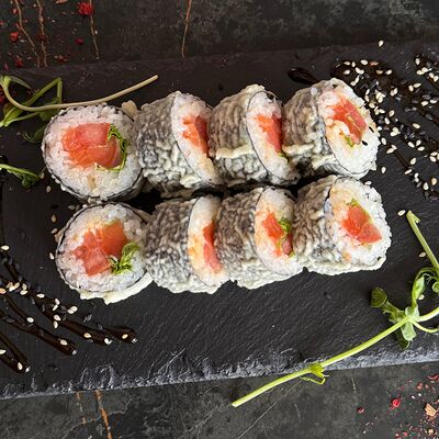 Ролл Цезарь с лососемв Panda Sushi по цене 499 ₽