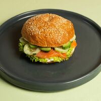 Бейгл с лососем в Сельдерей