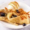 Блинчики с мороженым, голубикой и карамелью в Близкие по цене 360