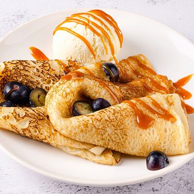 Блинчики с мороженым, голубикой и карамелью в Близкие по цене 360 ₽