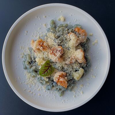 Мак-н-чиз с голубой матчей, креветками и горгонзолой в Бекки бар по цене 570 ₽