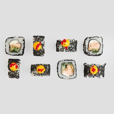 Ролл с лососем темпура и лаймовым соусом в Mad по цене 620 ₽