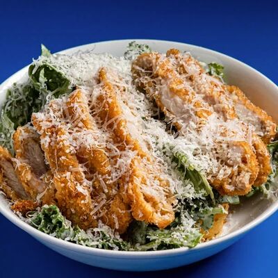 Цезарь, кейл, романо, куриный шницель в Mates Bistro по цене 950 ₽