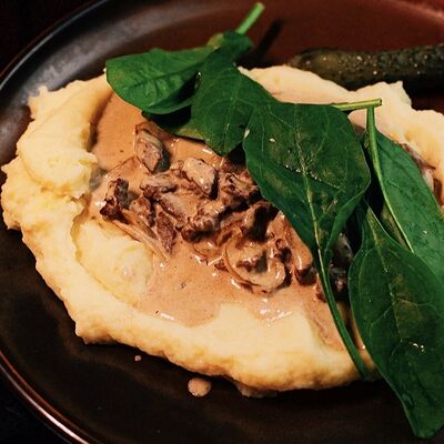 Бефстроганов с картофельным пюре в О`Briens по цене 917 ₽