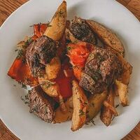 Говядина тушеная с овощами в Соль & Перец