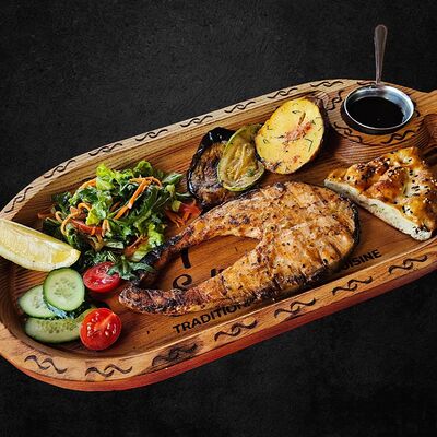 Стейк из лосося, жаренный на углях в Sultan Kebab по цене 2000 ₽
