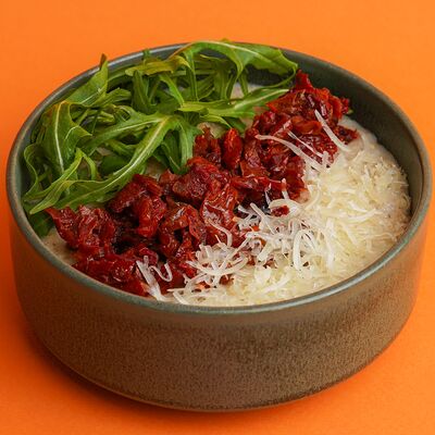 Каша овсяная с моцареллой и вялеными томатами в Марсианин по цене 550 ₽