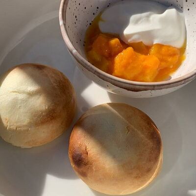 Сырники с манго и сметаной в Маркс по цене 435 ₽